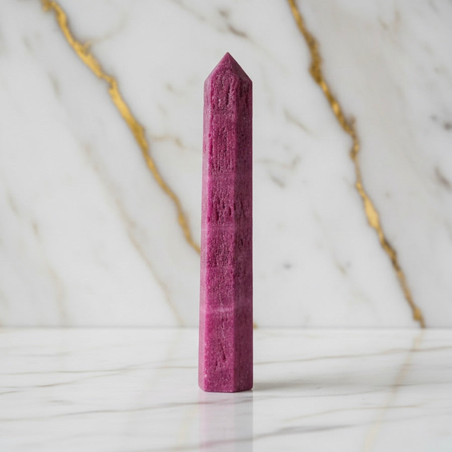 Korund Obelisk – Kraftvoller Farbakzent JETZT sichern CrystalScents