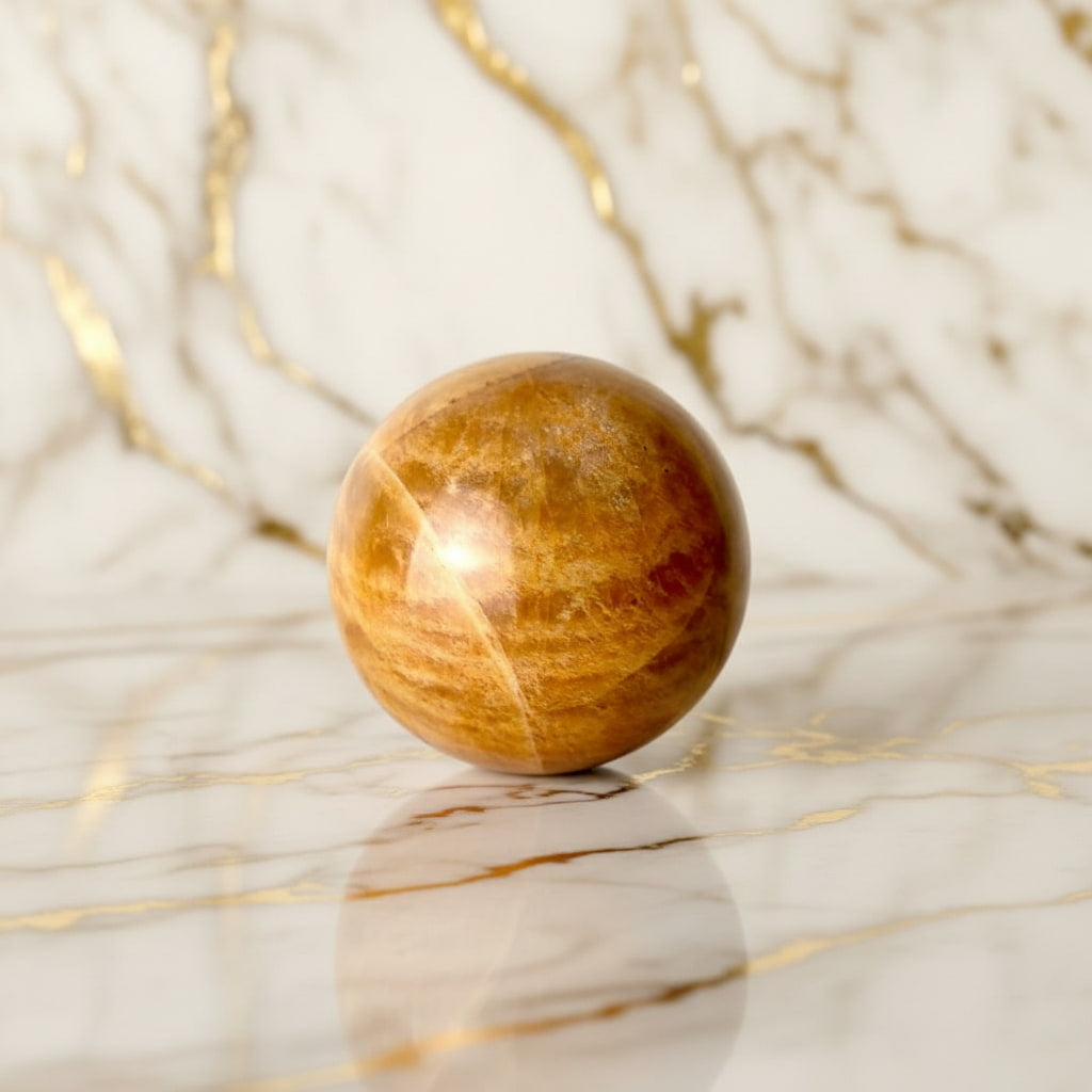 Mondstein Kugel – Orangener Glanz CrystalScents