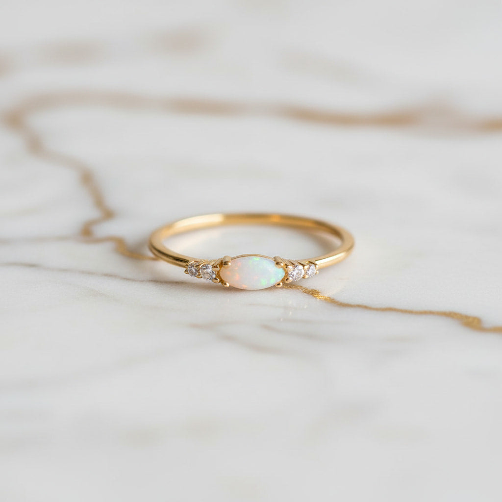 Ring gold mit zartem Opal-Highlight