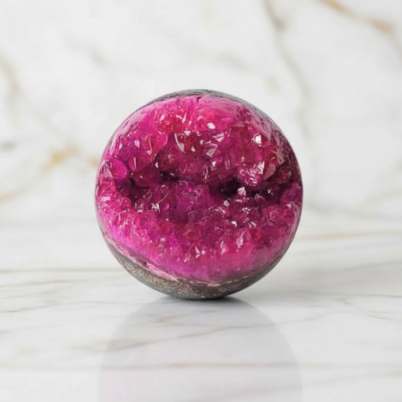 Amethystkugel mit pinker Druse – Funkelndes Kristallhighlight CrystalScents