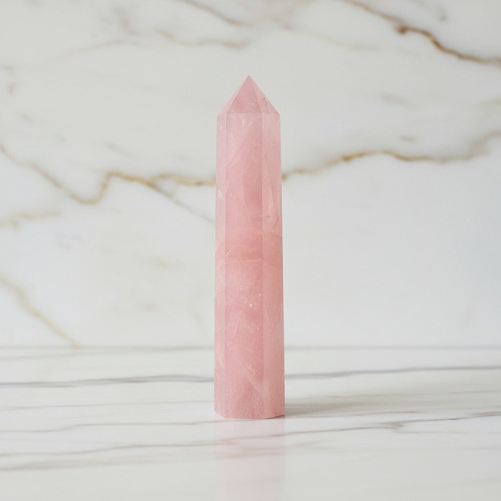 Rosenquarz Obelisk – Harmonisches Highlight CrystalScents
