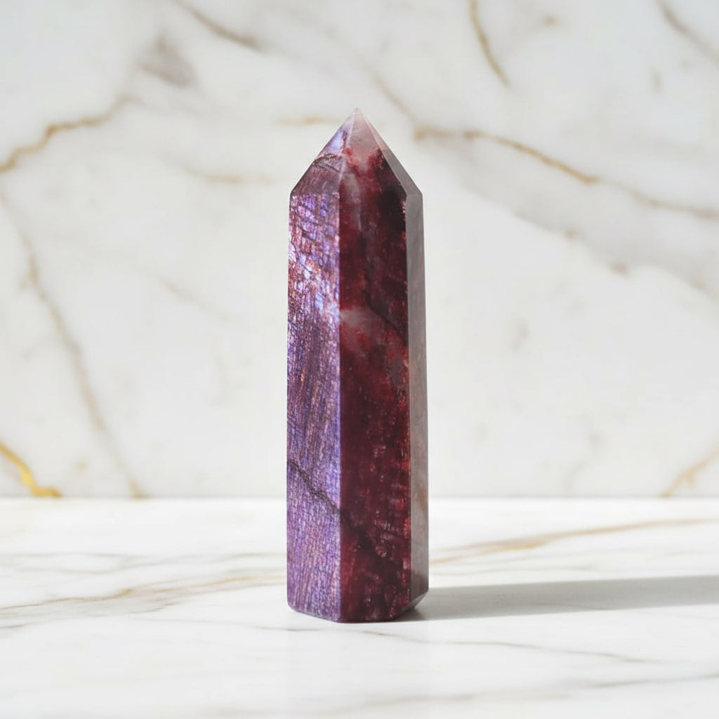 Mondstein Obelisk – Schimmerndes Rot JETZT sichern CrystalScents