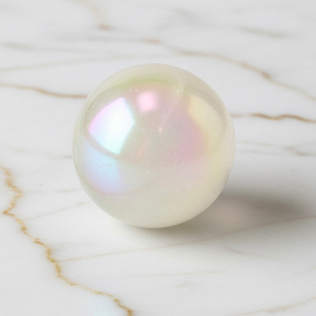 Bergkristall Aura Kugel - Schimmernde Eleganz
