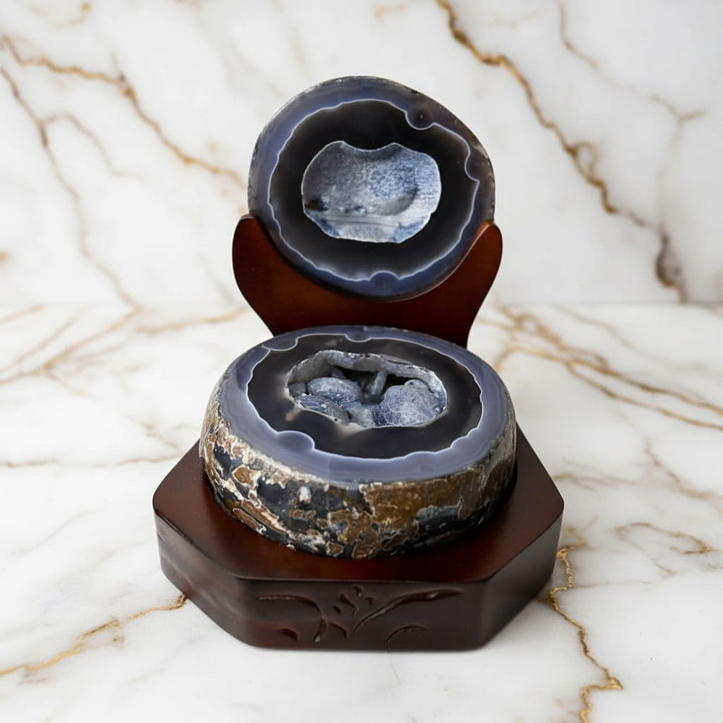 Achat Truhe auf dekorativer Basis