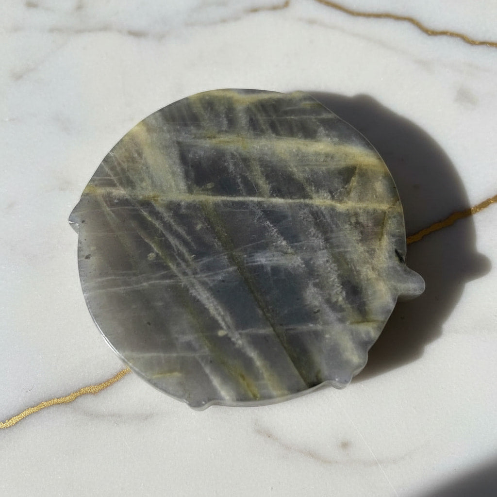 Labradorit Einhorn – Schillerndes Naturjuwel voller Magie