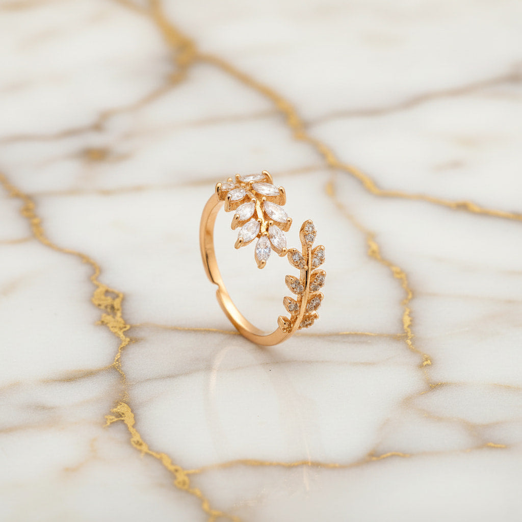 Ring mit Blatt-Design in Weiß – für charmante Präsenz CrystalScents