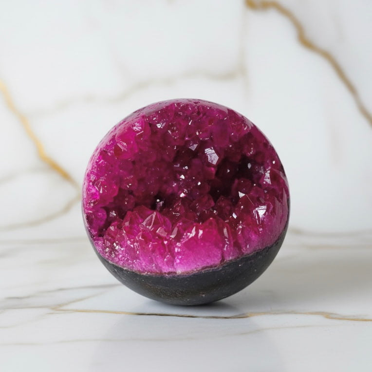 Amethystkugel mit pinker Druse – Funkelndes Kristallhighlight CrystalScents