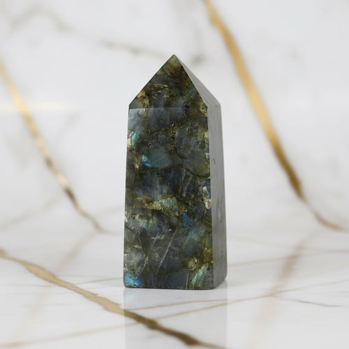 Labradorit Obelisk – Intuition & innere Klarheit CrystalScents