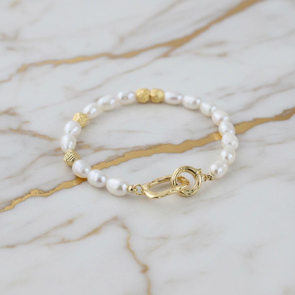Perlenarmband mit Goldelementen - Zeitlos elegant CrystalScents