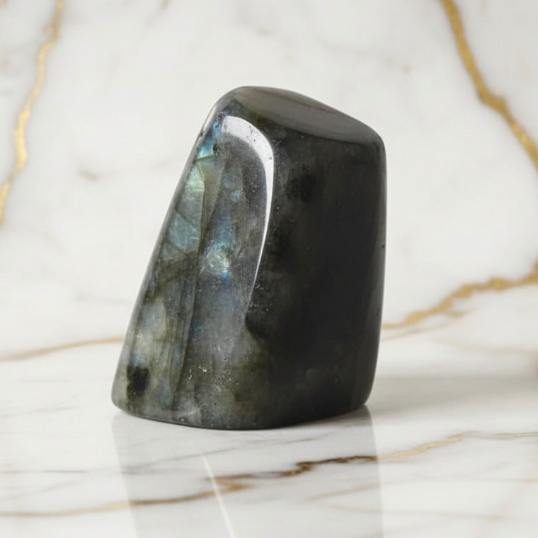 Labradorit Freiform – Lebendiges Farbenspiel aus Naturstein CrystalScents