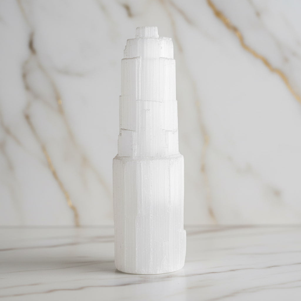 Selenit Turm – Licht & ästhetische Präsenz