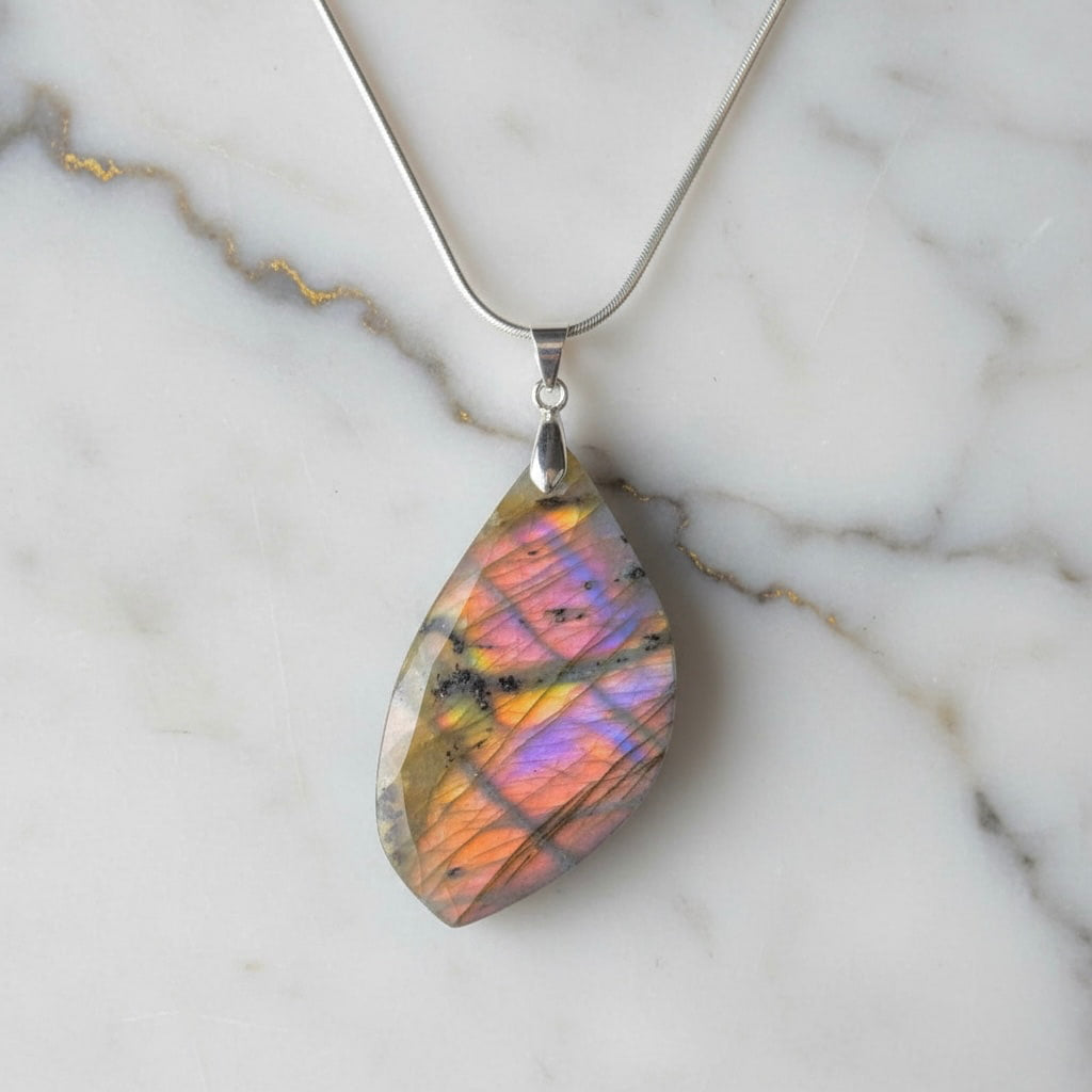 Labradorit Halskette - Sunset Flammenanhänger CrystalScents