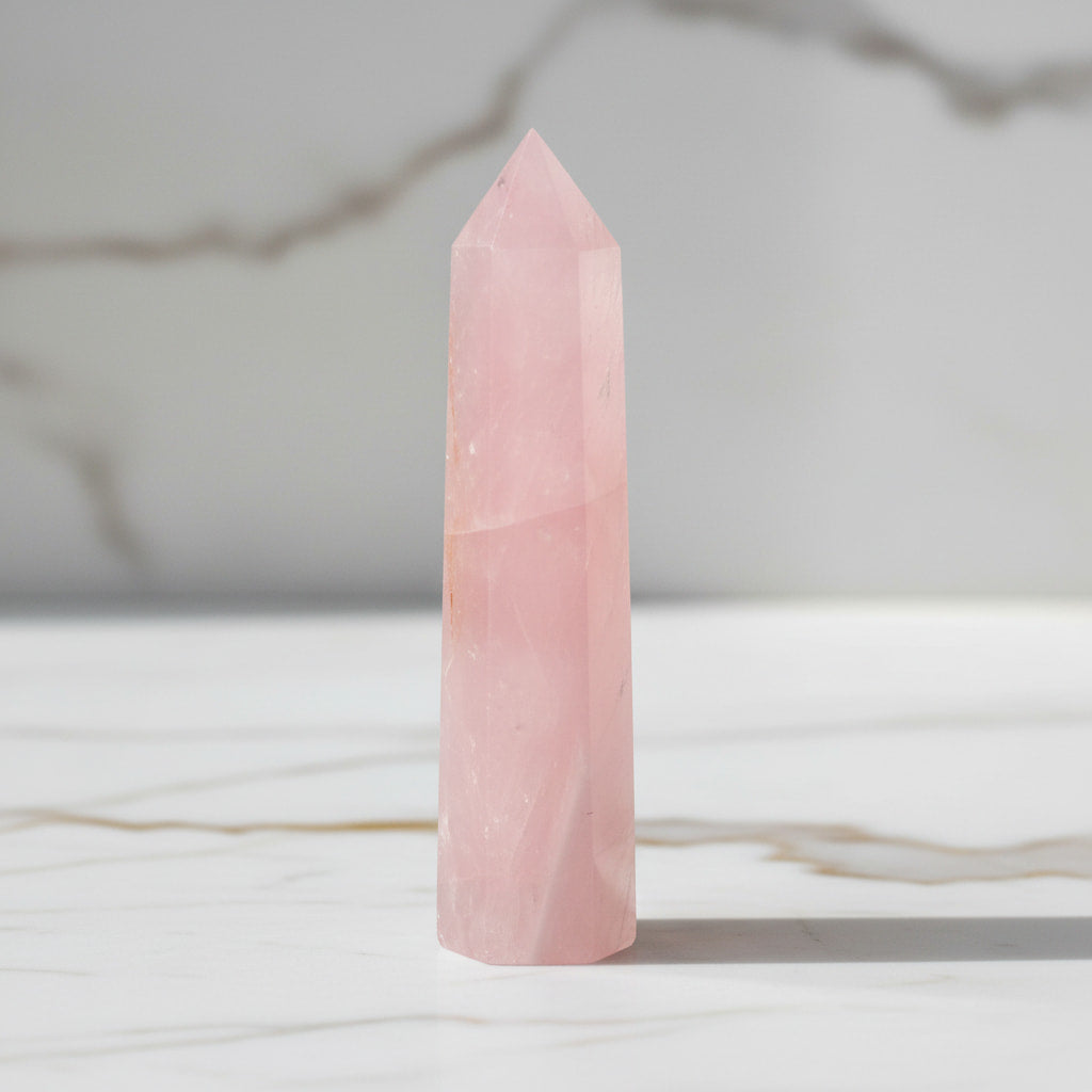 Rosenquarz Obelisk – Liebevolle Energie CrystalScents