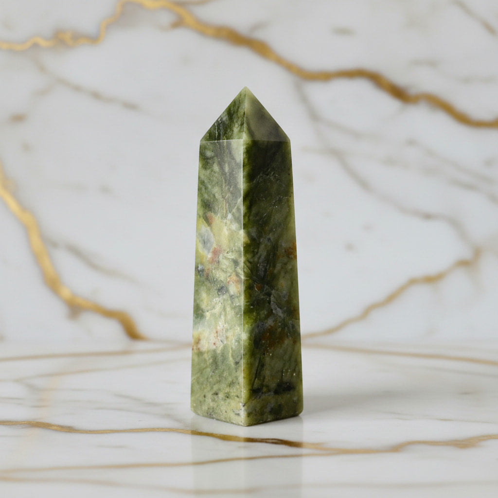Serpentin Obelisk – JETZT entdecken CrystalScents