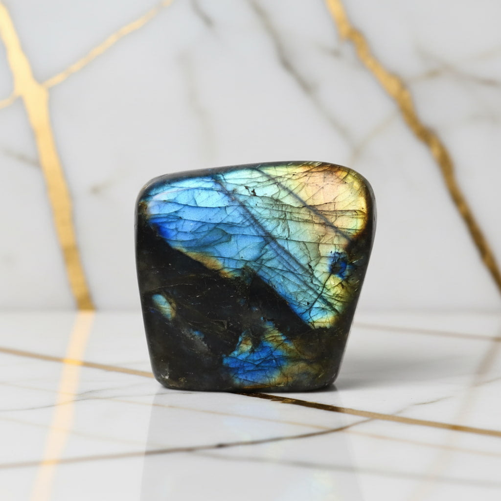 Labradorit Freiform – Intensives Farbspiel CrystalScents