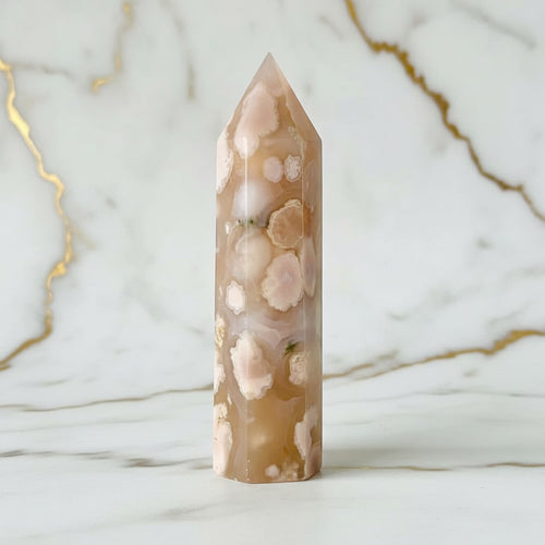Kirschblüten Achat Obelisk - in zarten Rosa-Tönen CrystalScents