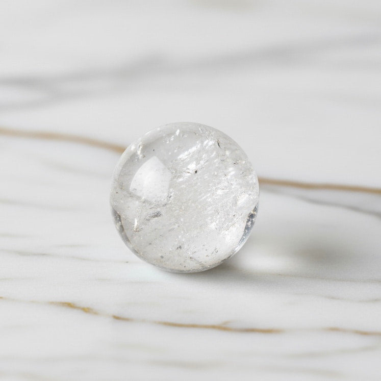 Bergkristall Kugel Mini – für Klarheit und innere Balance