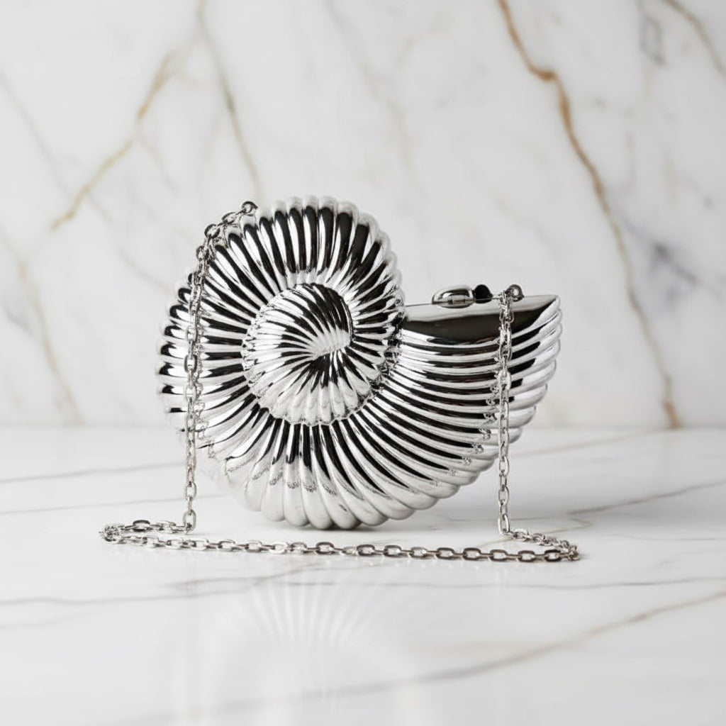 Clutch Muschel in Silber – Statement-Accessoire CrystalScents