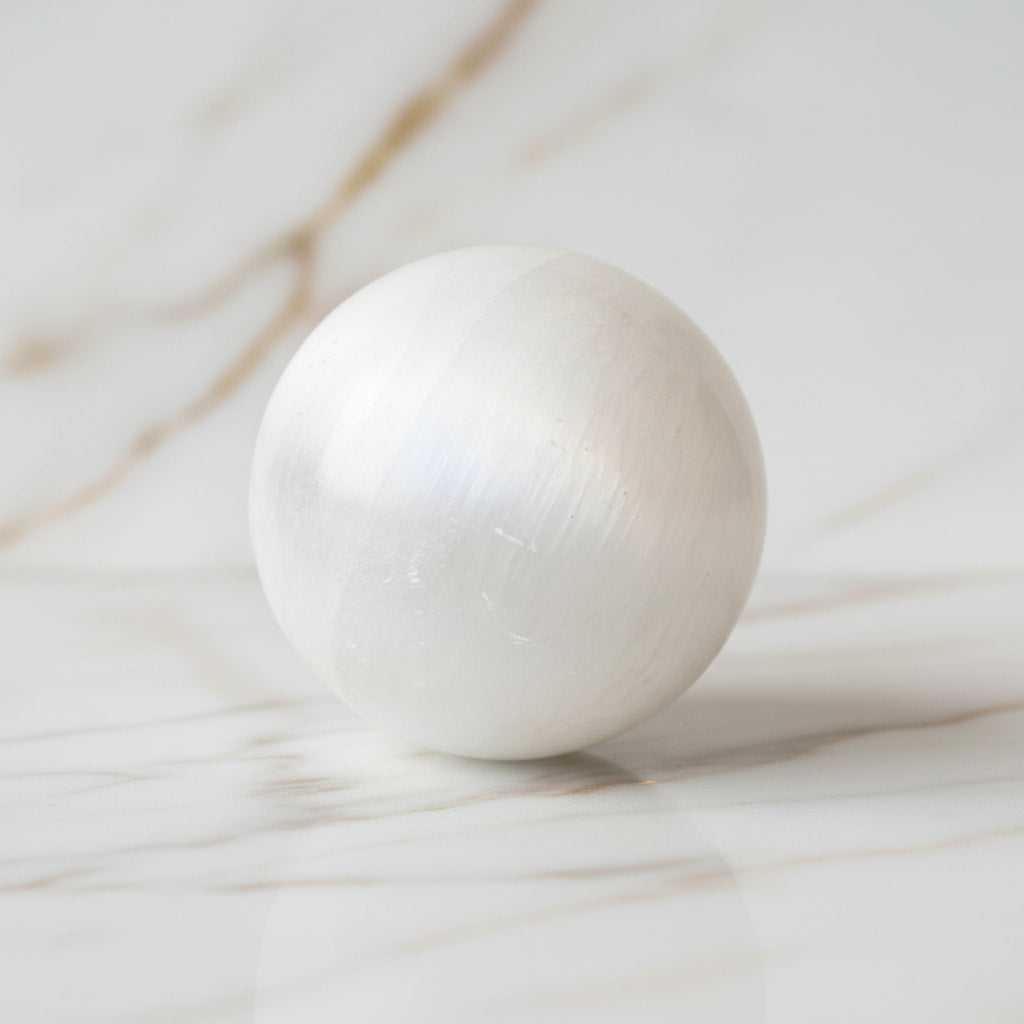 Selenit Kugel –  Klarheit & energetische Reinigung