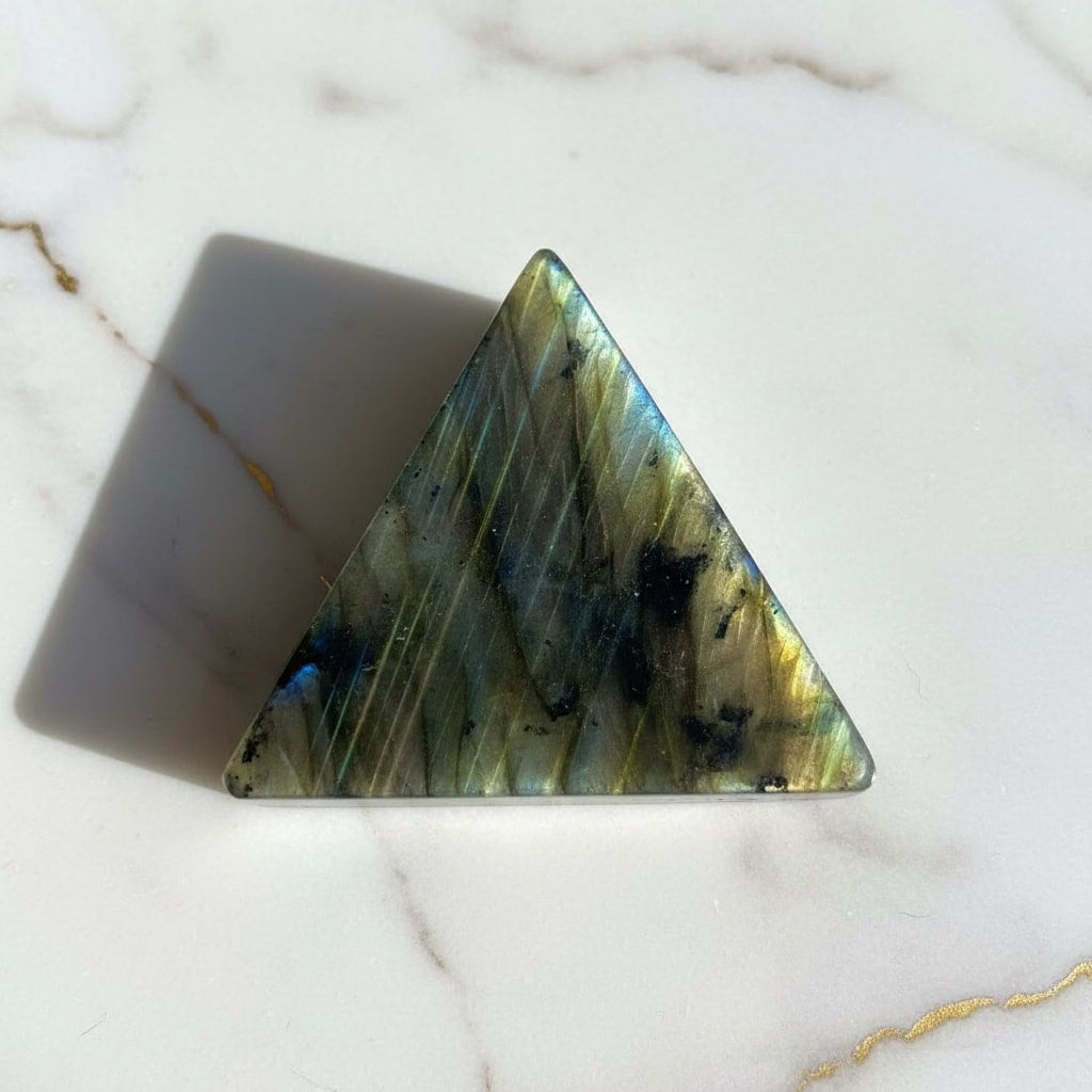 Labradorit Dreieck – mit lebendigem Farbspiel