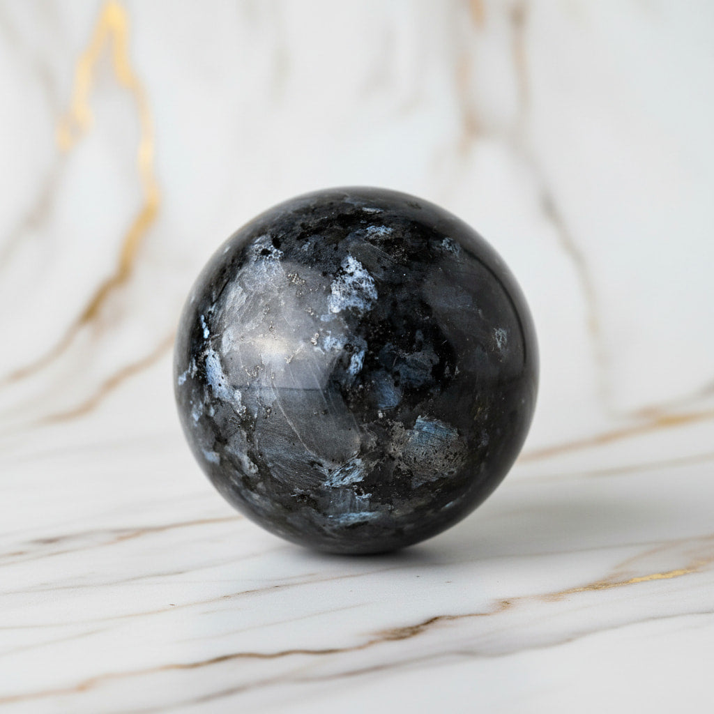 Larvikit Kugel – Schimmernde Reflexe CrystalScents