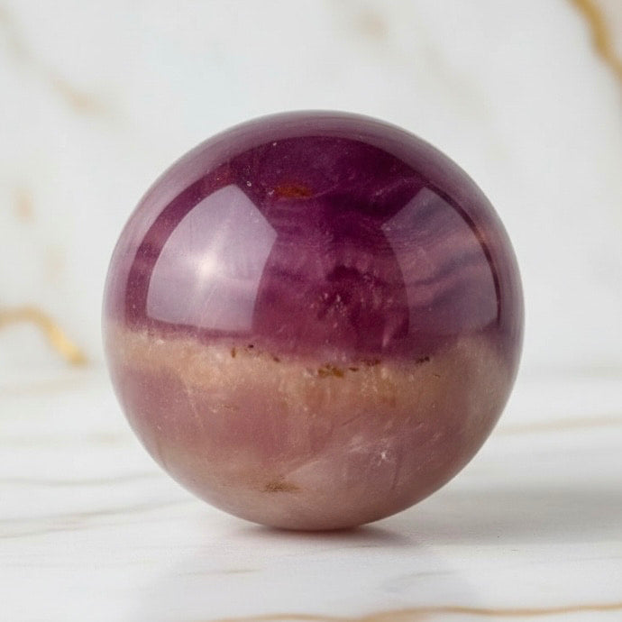 Fluorit Kugel – intensives Naturjuwel in Lila CrystalScents
