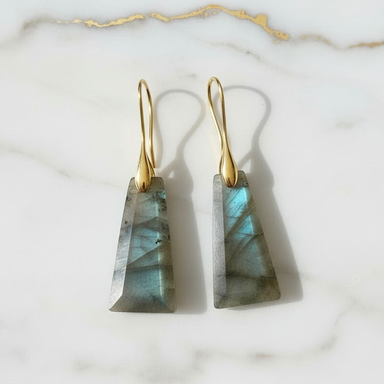Labradorit Ohrringe – Kristallschmuckstücke mit Farbspiel CrystalScents