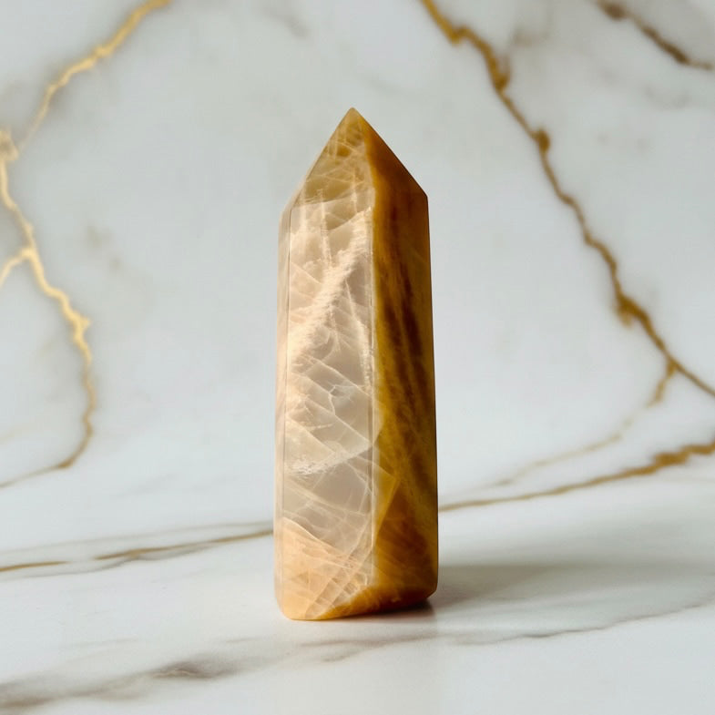 Mondstein Obelisk Orange – Energie JETZT sichern CrystalScents
