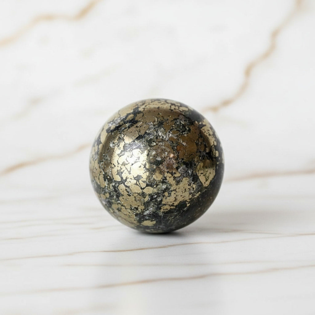 Pyrit Kugel – Energetisches Schmuckstück JETZT sichern CrystalScents