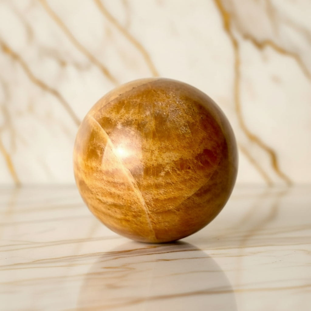 Mondstein Kugel – Orangener Glanz CrystalScents