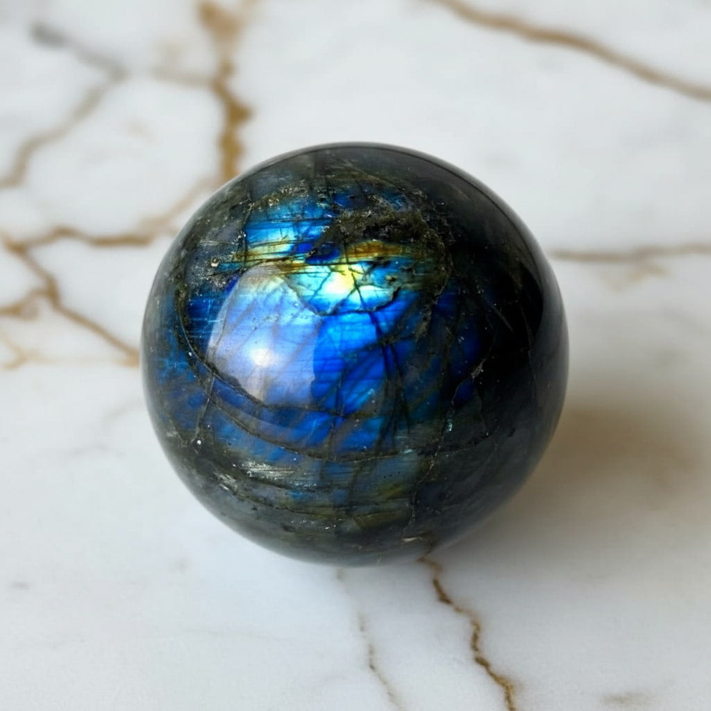 Labradorit Kugel – Magisches Farbspiel in Blau und Grün CrystalScents