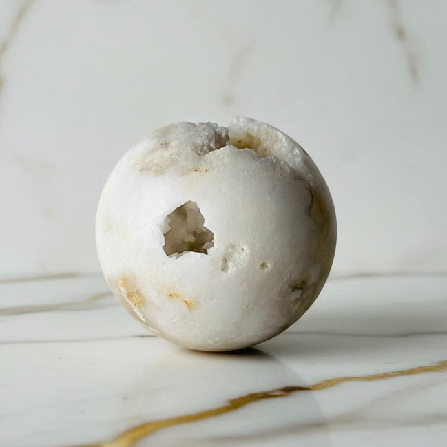 Achat Kugel – Funkelndes Naturjuwel mit Druzy-Kristallen