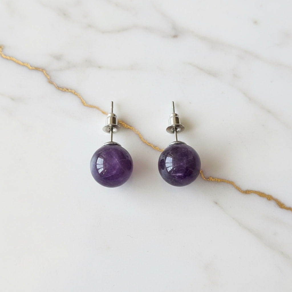 Ohrstecker Amethyst Kugel – Eleganz & Harmonie CrystalScents