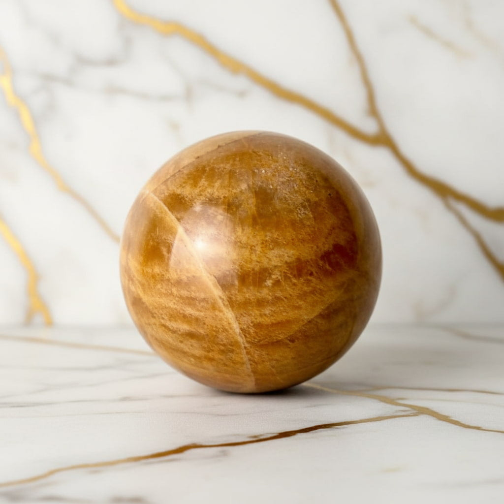 Mondstein Kugel – Orangener Glanz CrystalScents