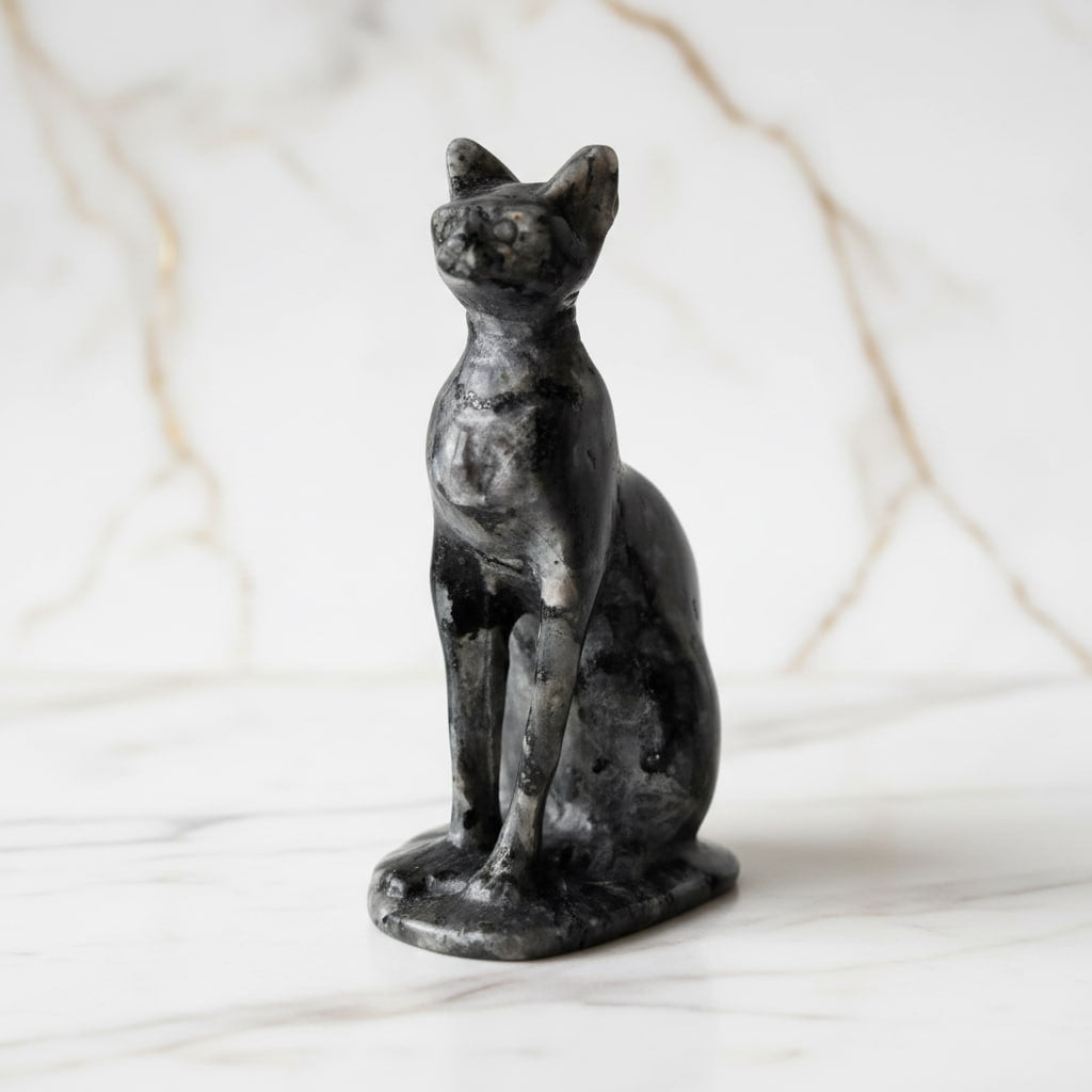 Labradorit Katzenfigur – Anmutig & geheimnisvoll CrystalScents