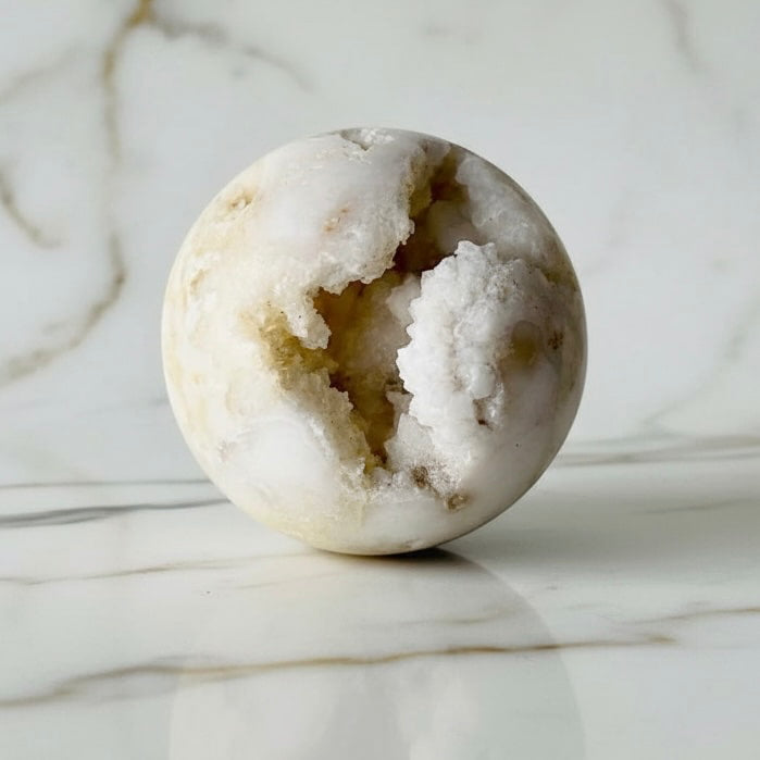 Achat Kugel – Funkelndes Naturjuwel mit Druzy-Kristallen