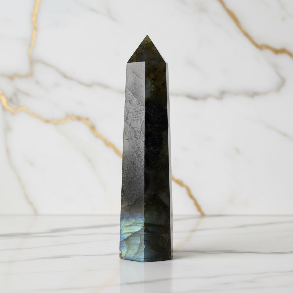 Labradorit Obelisk – Schutz & Achtsamkeit JETZT entdecken CrystalScents
