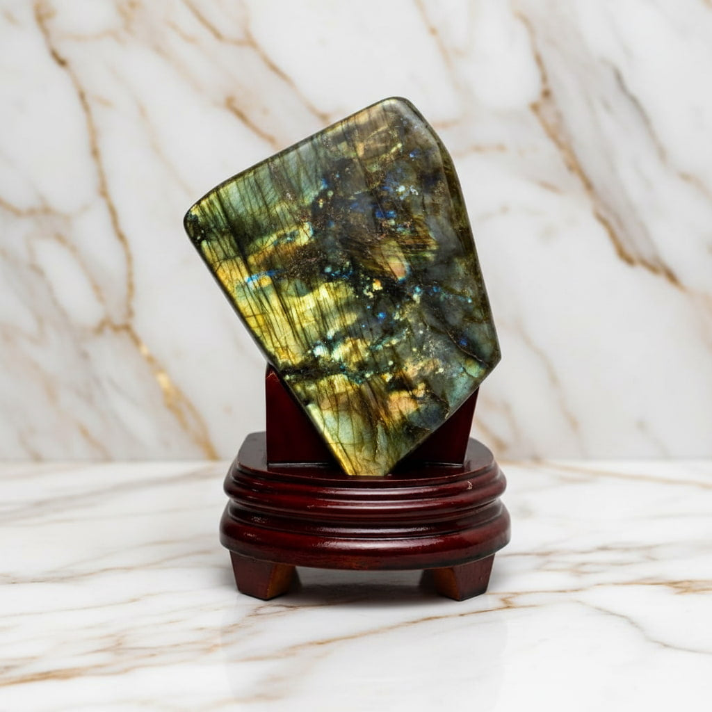 Große Labradorit Freiform auf Sockel – Magischer Schimmer CrystalScents