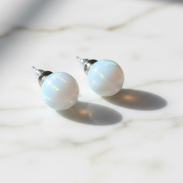 Ohrstecker mit Opalit-Kugel – dezenter Akzent