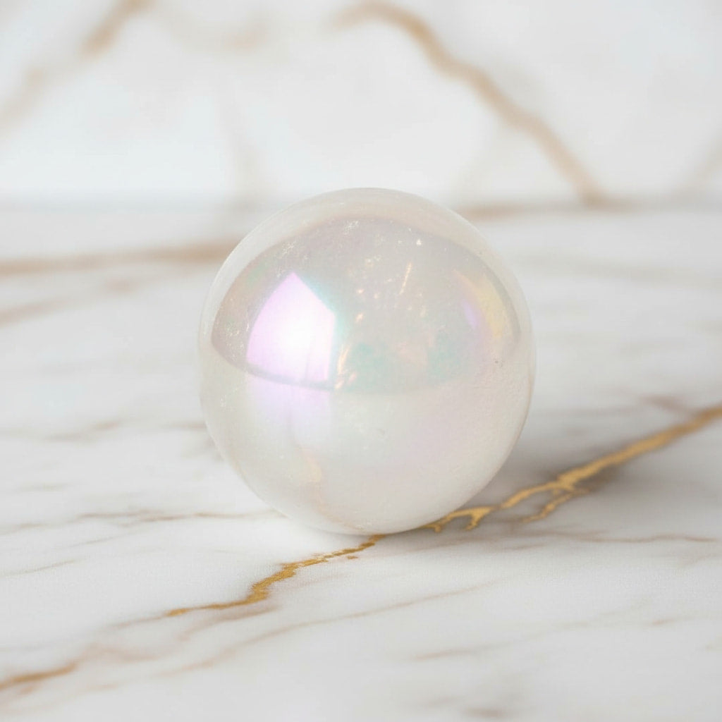 Bergkristall Aura Kugel - Schimmernde Eleganz