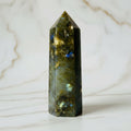 Labradorit Obelisk – Magie & Intuition CrystalScents