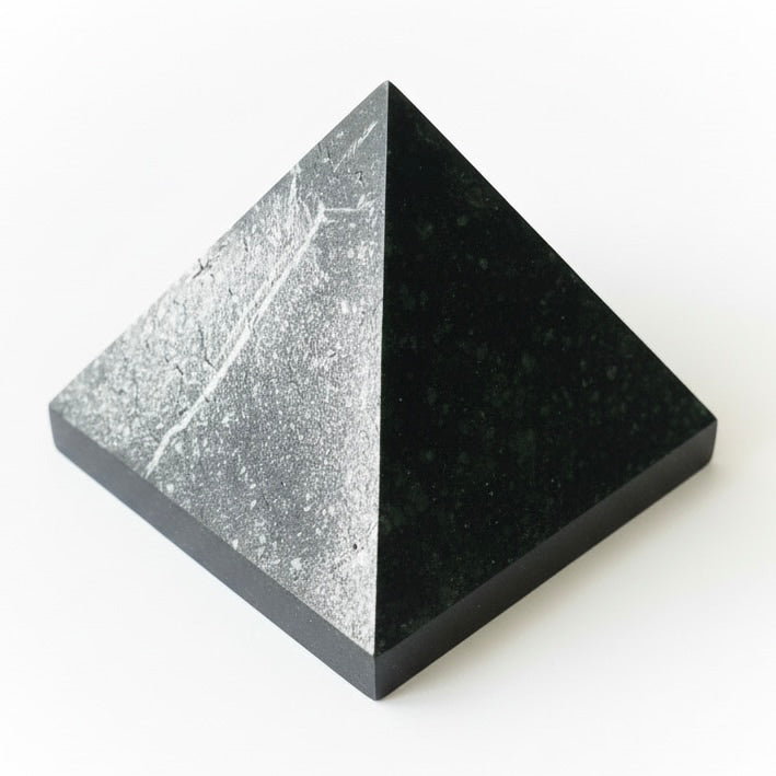 Shungit Pyramide – Kraftvoller Schutz CrystalScents