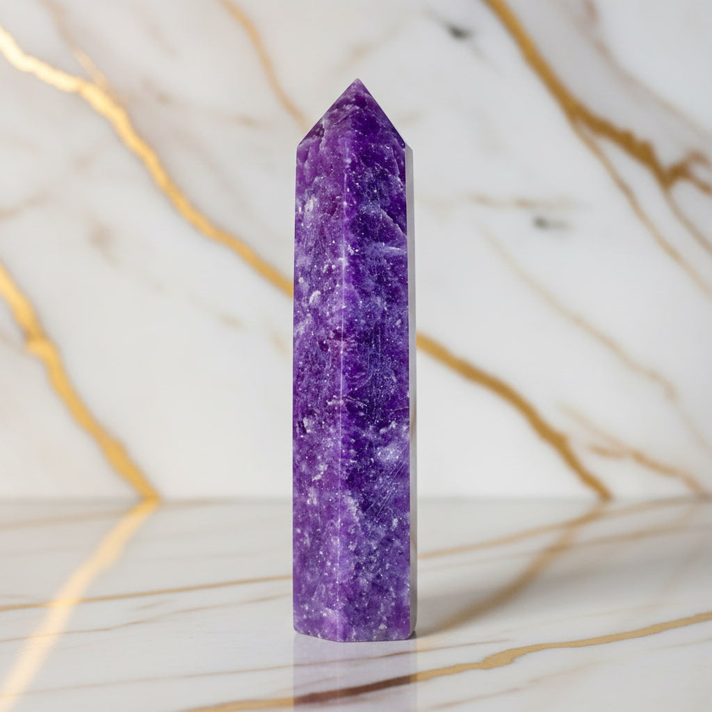 Lepidolith Obelisk – Begleiter für Gelassenheit CrystalScents