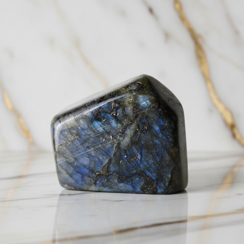 Labradorit Freiform – Dekorationsobjekt mit Farbvielfalt CrystalScents