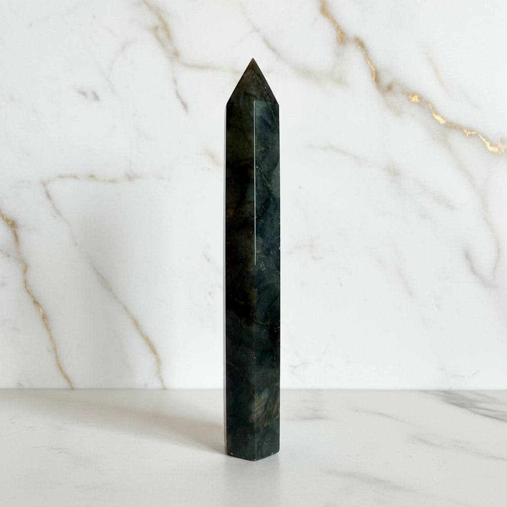 Labradorit Obelisk – Kraft & Lebendigkeit