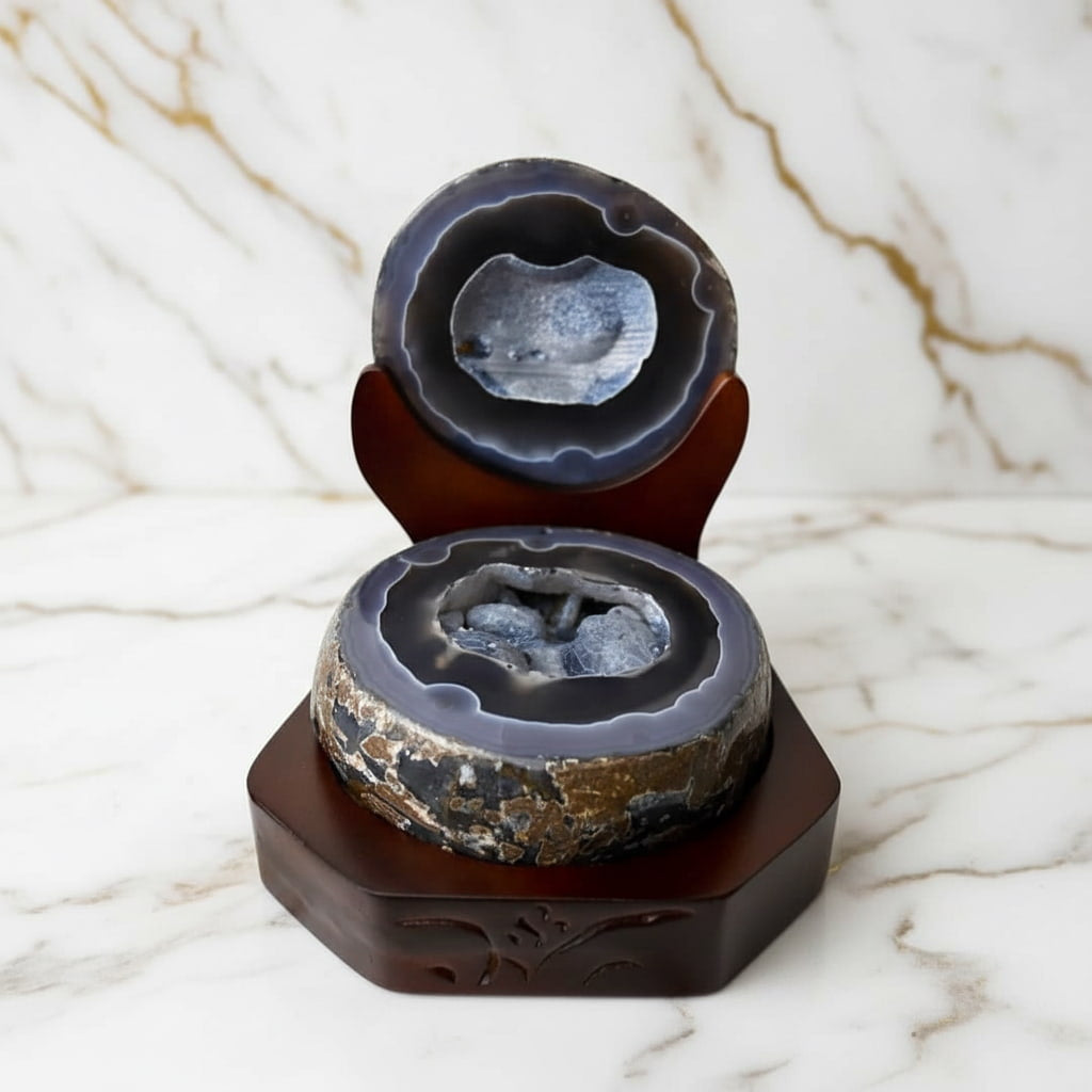 Achat Truhe auf dekorativer Basis