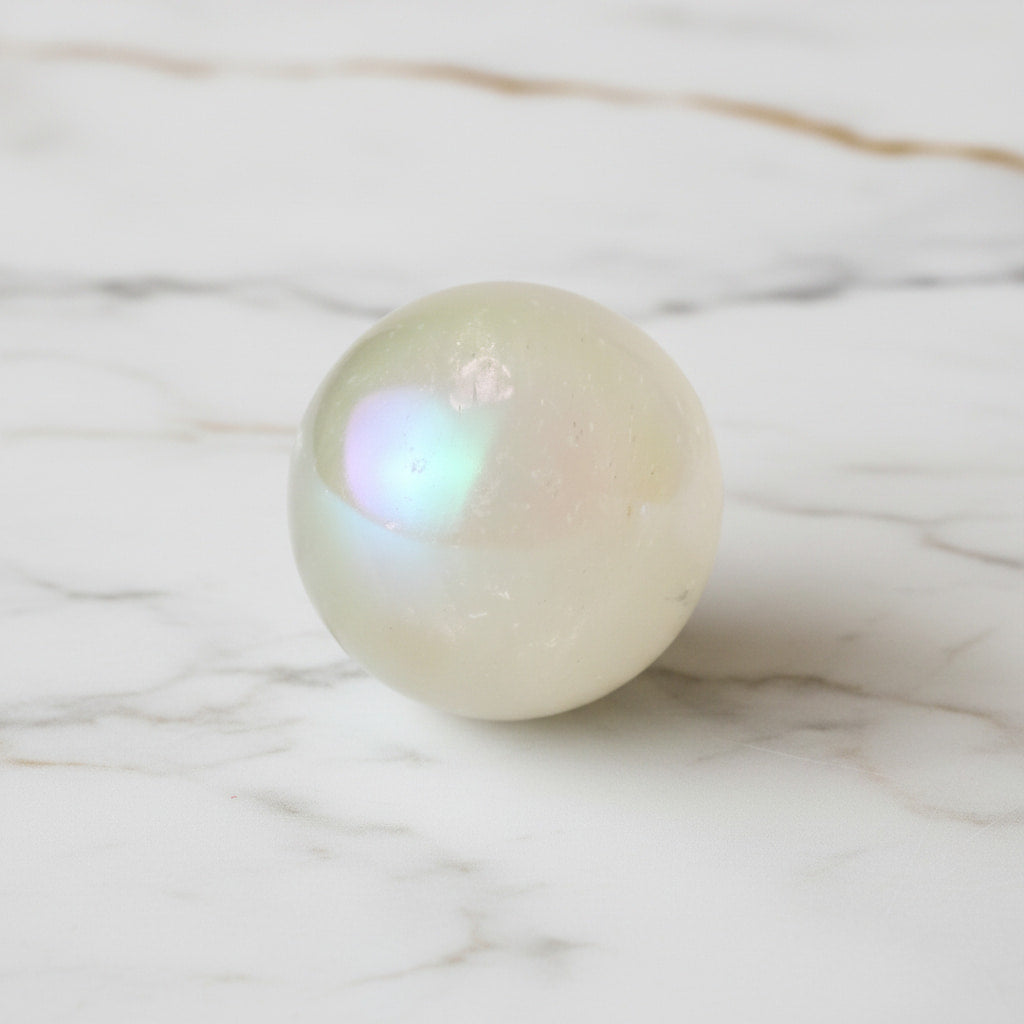 Bergkristall Aura Kugel - Schimmernde Eleganz