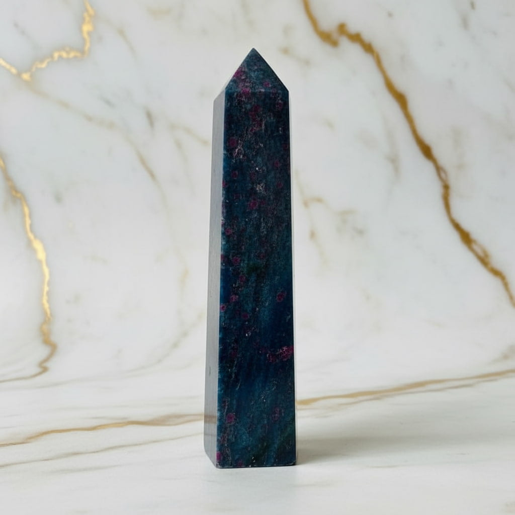 Cyanit Obelisk – Meditation & Deko JETZT sichern CrystalScents