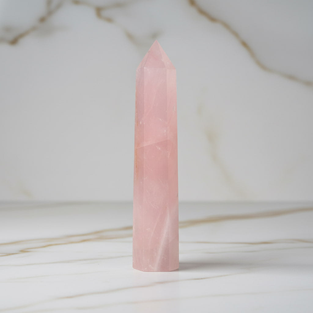 Rosenquarz Obelisk – Herzöffnung JETZT entdecken CrystalScents