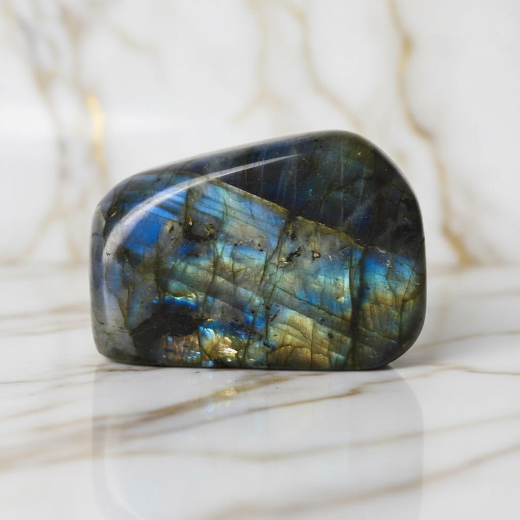 Labradorit Freiform – Kristall mit blau-grünem Farbspiel CrystalScents